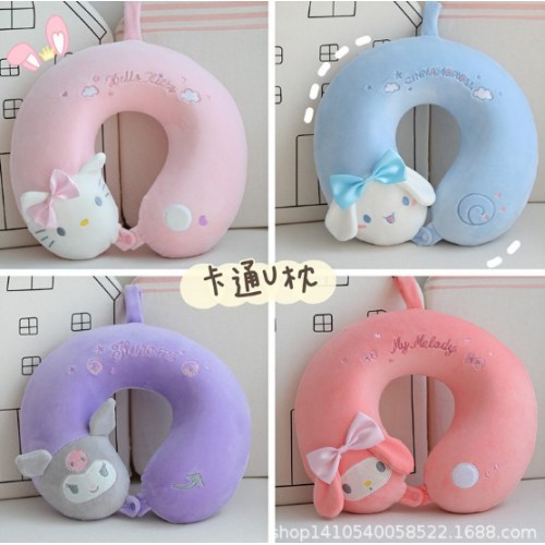 Cojín de viaje en forma U con diseño kawaii bordado. Fabricado en felpa ultra suave. Incluye broche frontal para mejor ajuste y estabilidad. Por Mayoreo T-30689